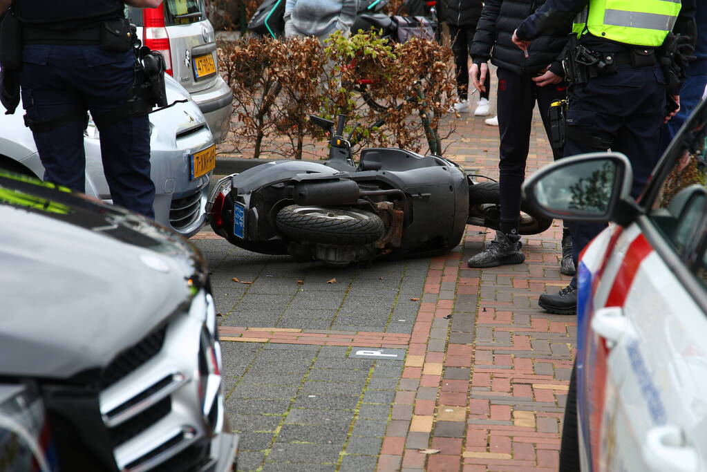 Scooterrijder gewond bij botsing met auto