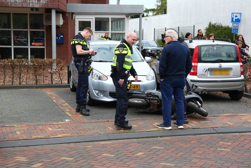 Scooterrijder gewond bij botsing met auto