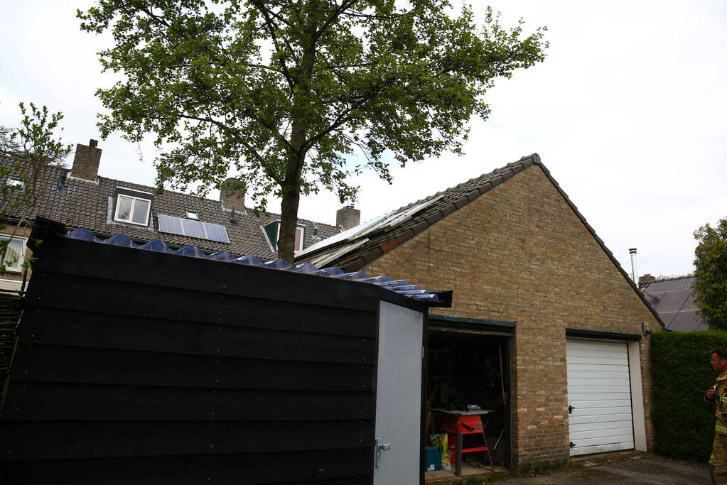 Kortsluiting zonnepanelen op dak van schuur zorgt voor brand