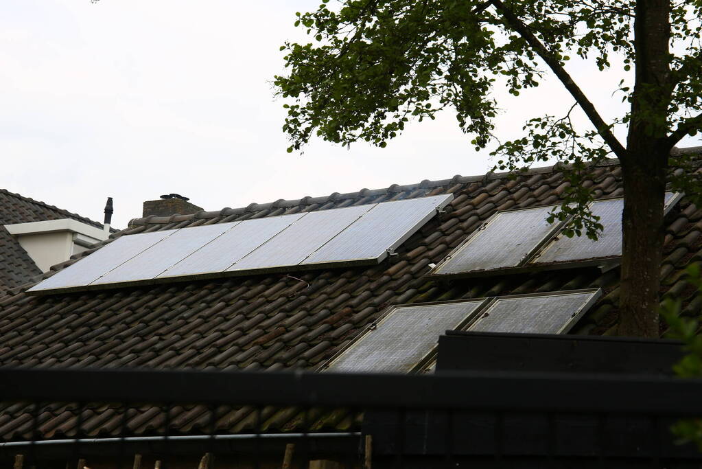Kortsluiting zonnepanelen op dak van schuur zorgt voor brand