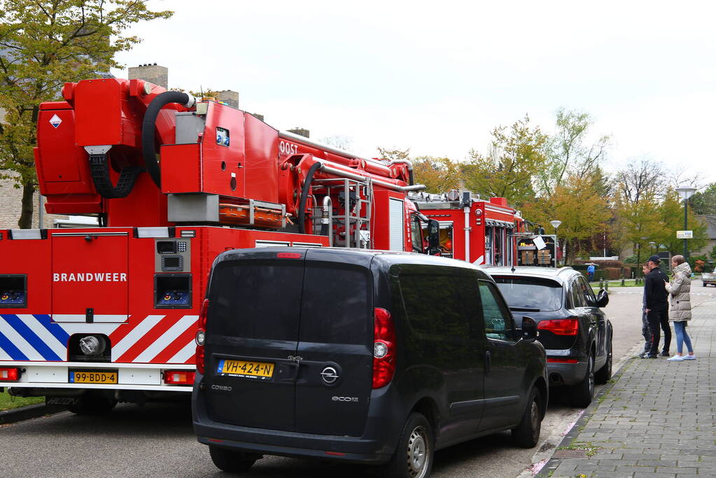Kortsluiting zonnepanelen op dak van schuur zorgt voor brand