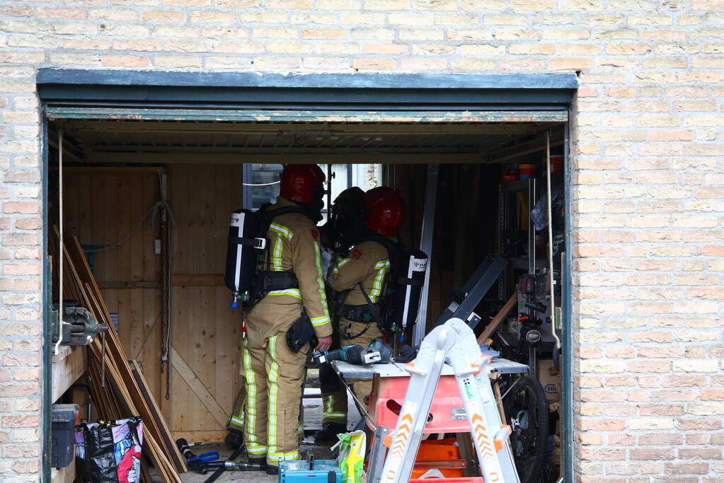 Kortsluiting zonnepanelen op dak van schuur zorgt voor brand