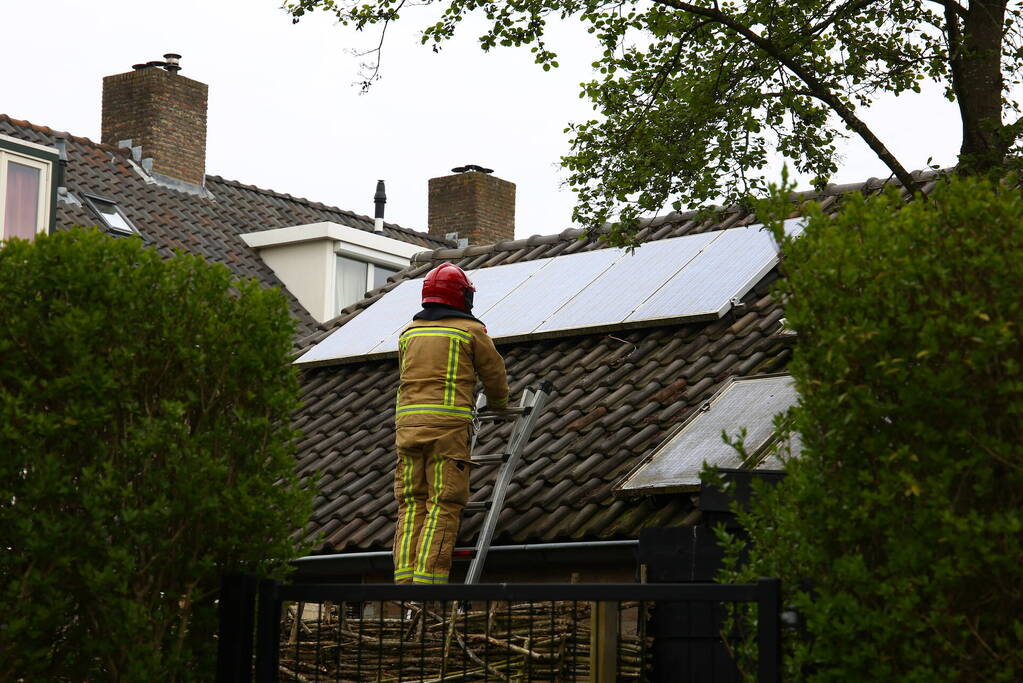 Kortsluiting zonnepanelen op dak van schuur zorgt voor brand