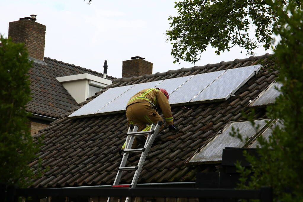 Kortsluiting zonnepanelen op dak van schuur zorgt voor brand
