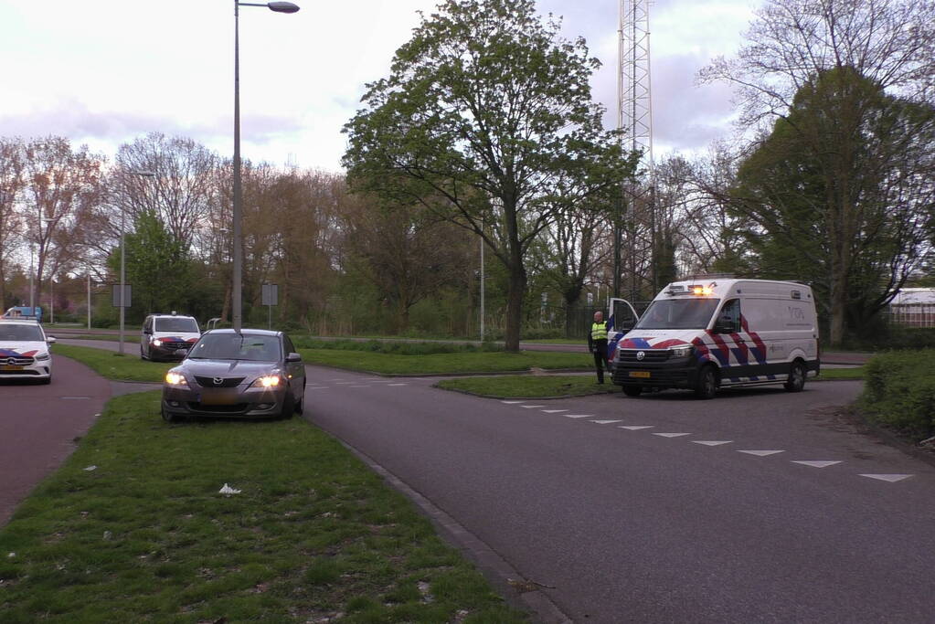Fietser geschept door personenauto