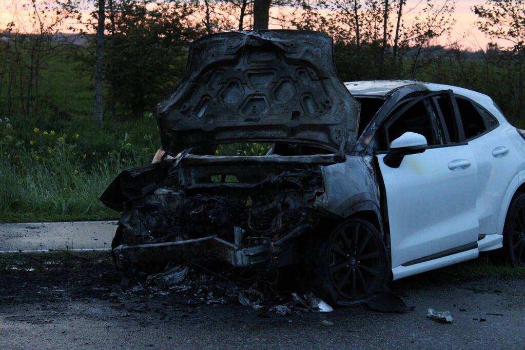 Auto uitgebrand na harde botsing