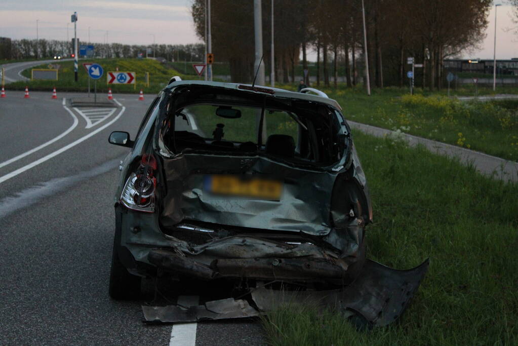 Auto uitgebrand na harde botsing