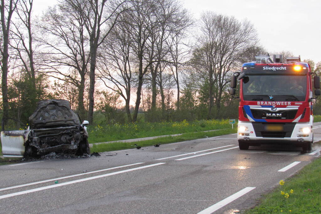 Auto uitgebrand na harde botsing