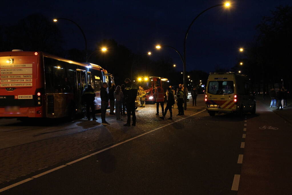 Frontale aanrijding tussen lijnbus en auto