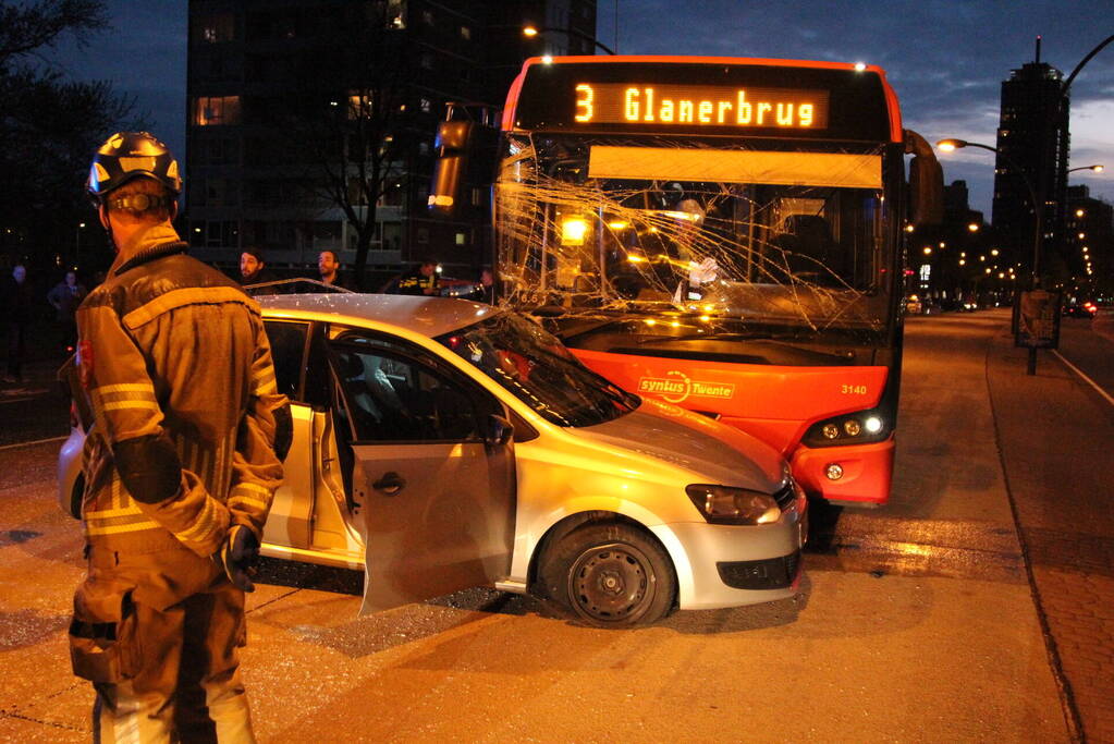 Frontale aanrijding tussen lijnbus en auto