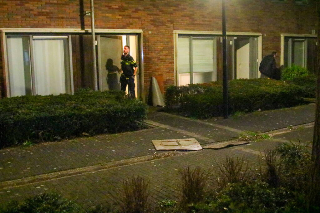 Explosief afgegaan bij voordeur woning