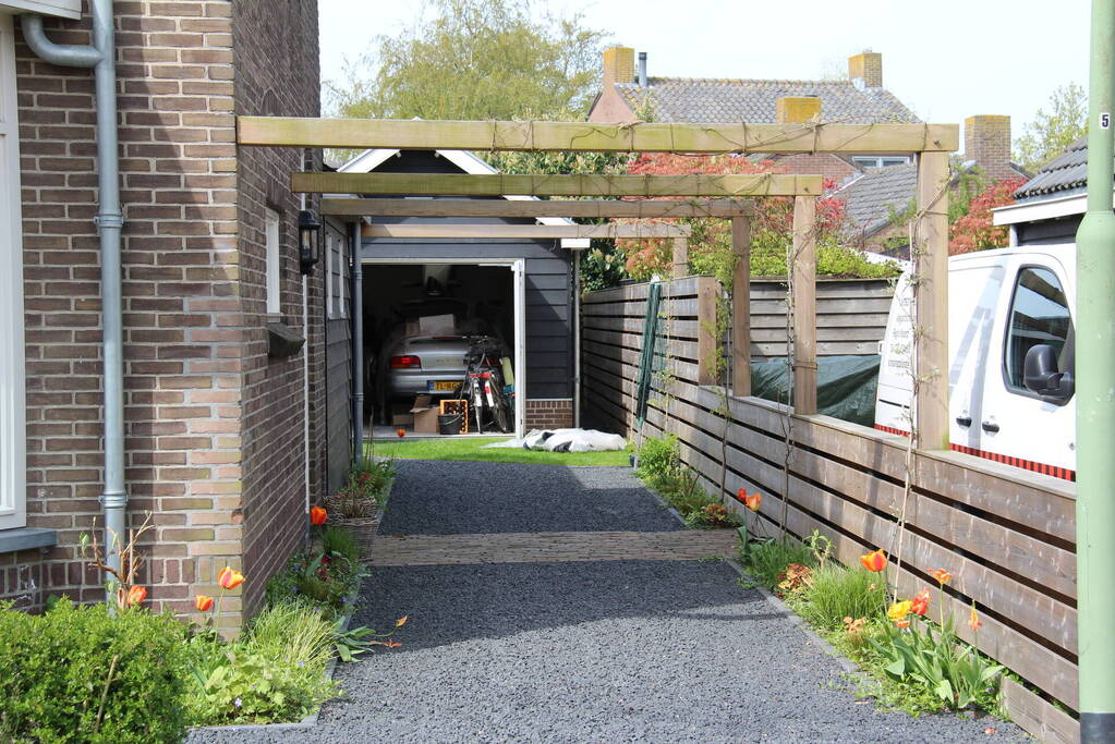 Brand in garage door sleutelen aan auto