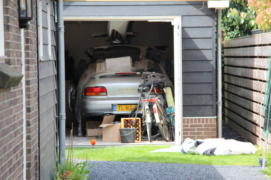 Brand in garage door sleutelen aan auto