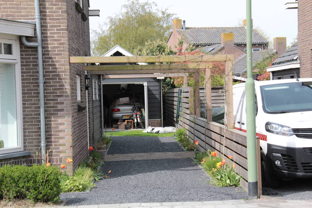 Brand in garage door sleutelen aan auto