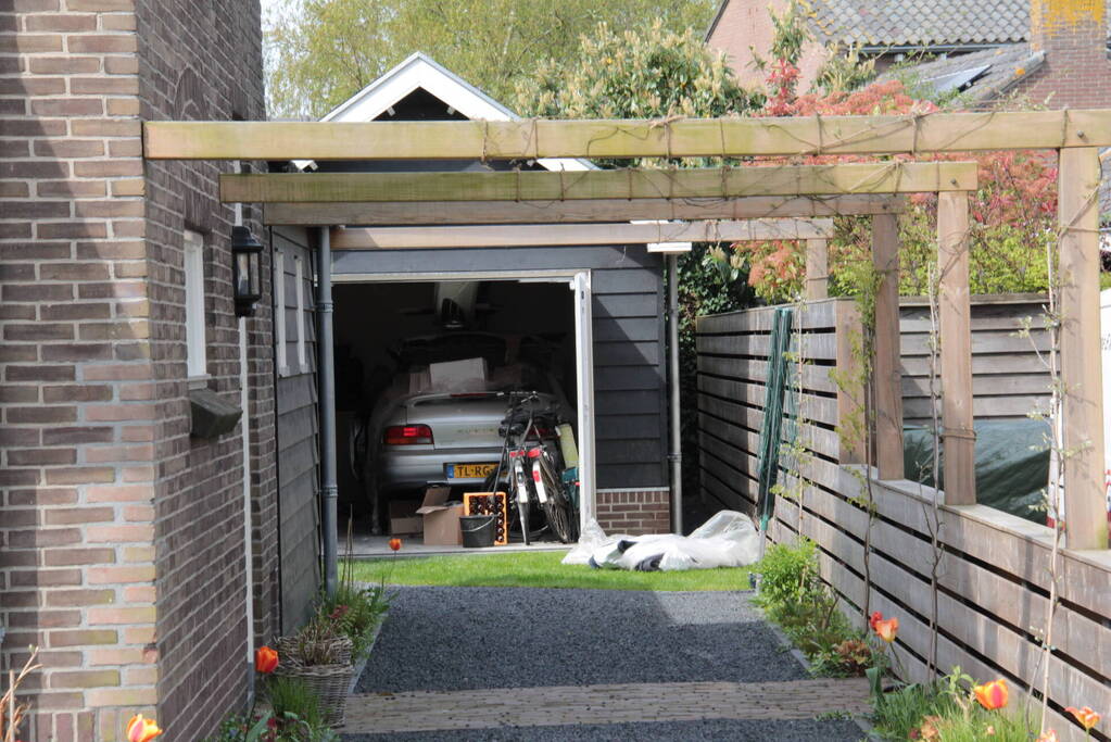 Brand in garage door sleutelen aan auto