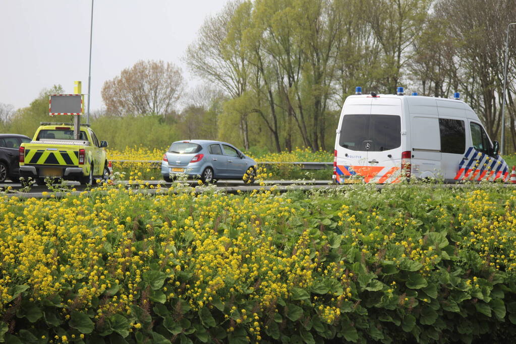 Traumahelikopter landt op snelweg