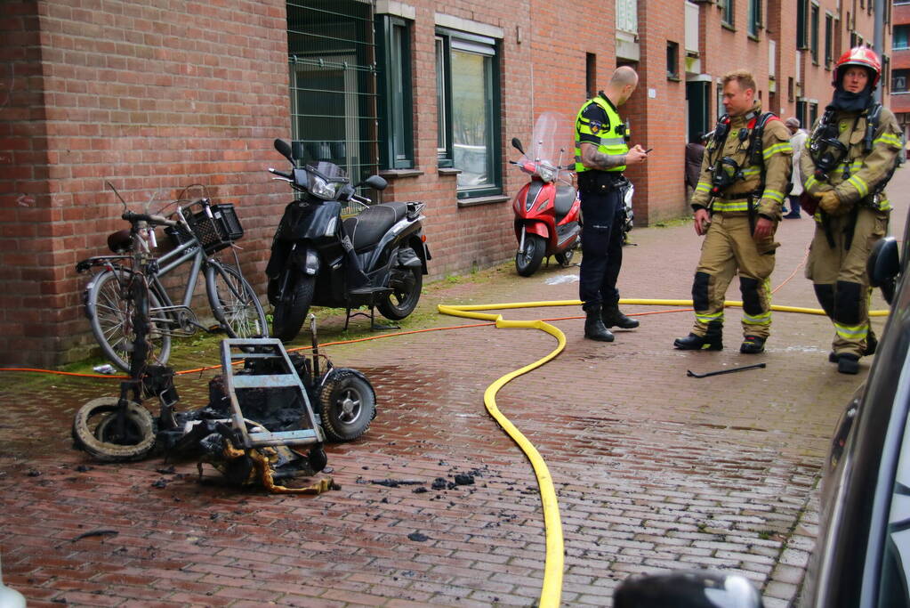 Oplader laat scootmobiel afbranden