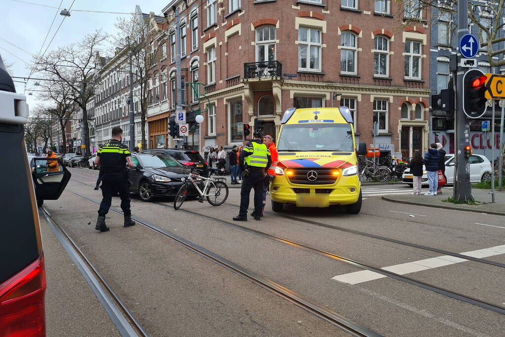 Personenauto's in botsing op kruising