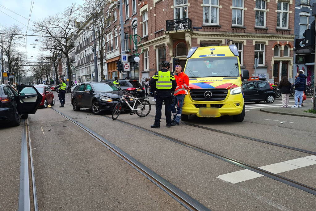 Personenauto's in botsing op kruising