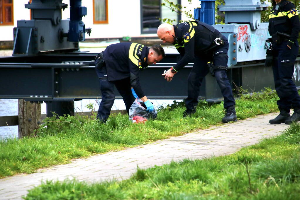 Traumahelikopter landt voor persoon te water