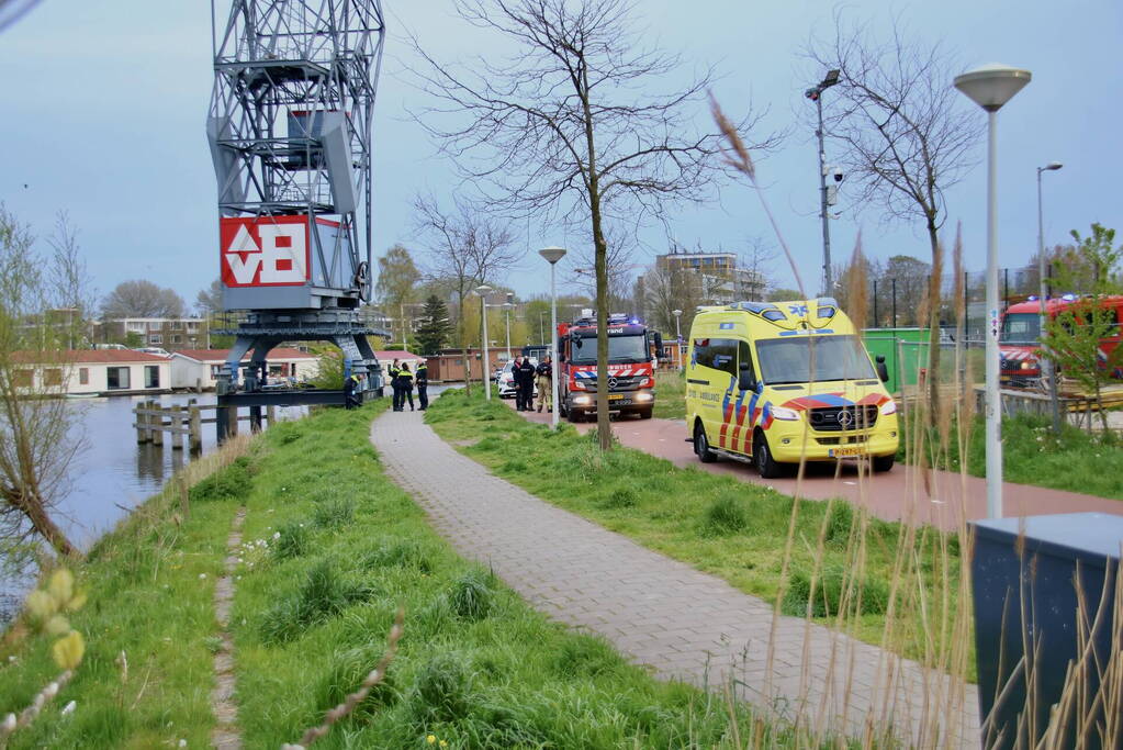 Traumahelikopter landt voor persoon te water