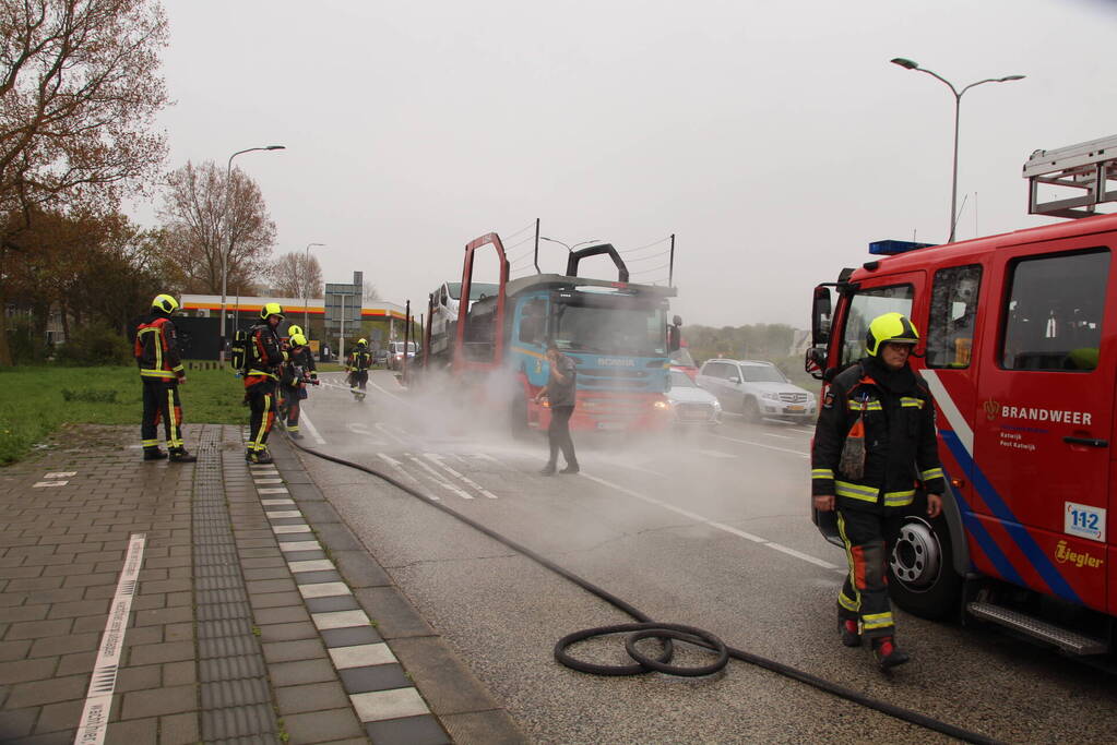 Brandweer koelt remmen van vrachtwagen