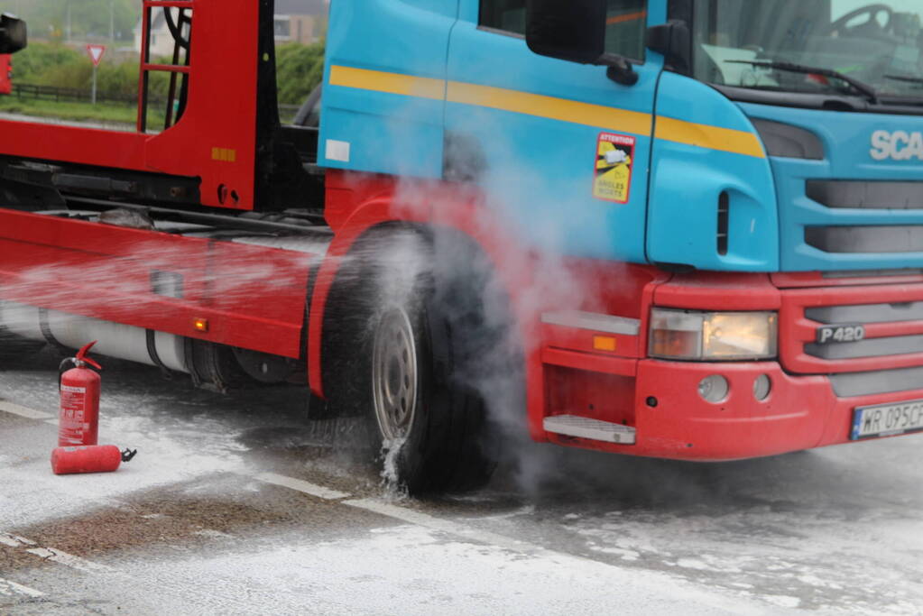 Brandweer koelt remmen van vrachtwagen