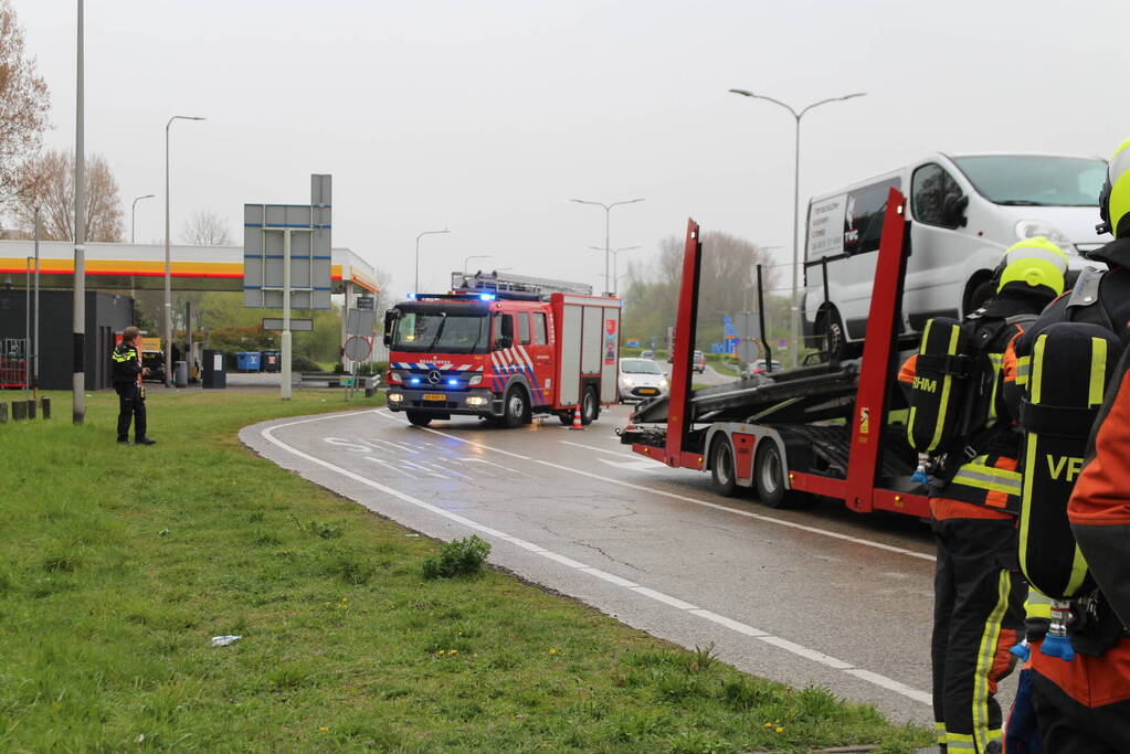 Brandweer koelt remmen van vrachtwagen