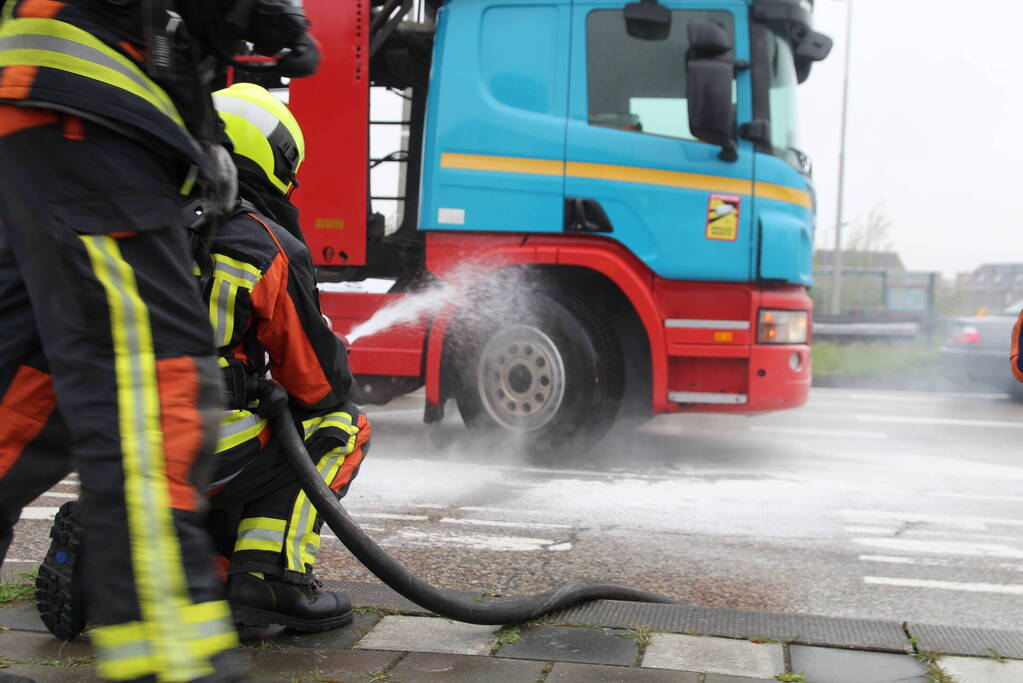 Brandweer koelt remmen van vrachtwagen