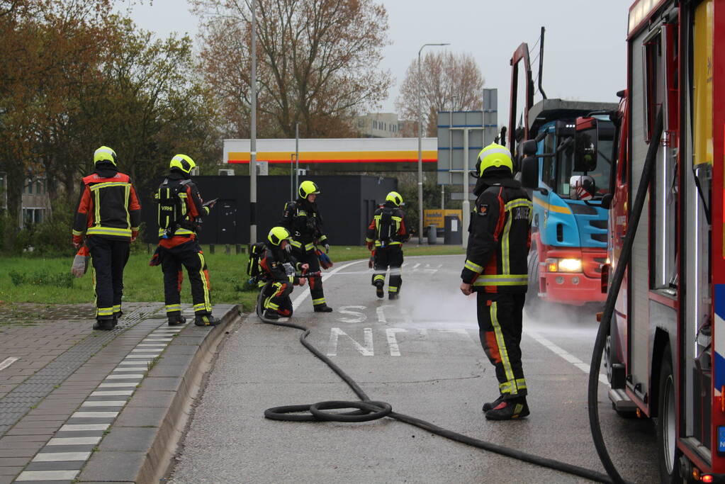 Brandweer koelt remmen van vrachtwagen