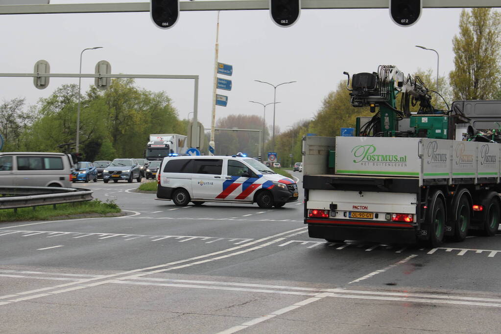 Brandweer koelt remmen van vrachtwagen