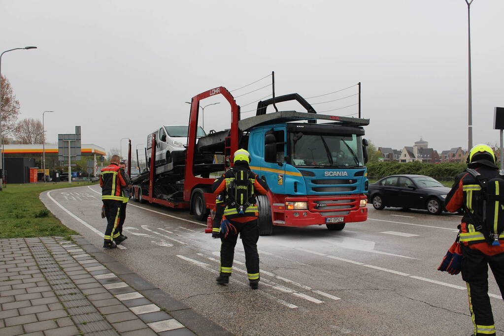 Brandweer koelt remmen van vrachtwagen