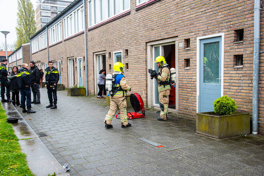 Buren ontdekken brand nadat rook door brievenbus van woning komt