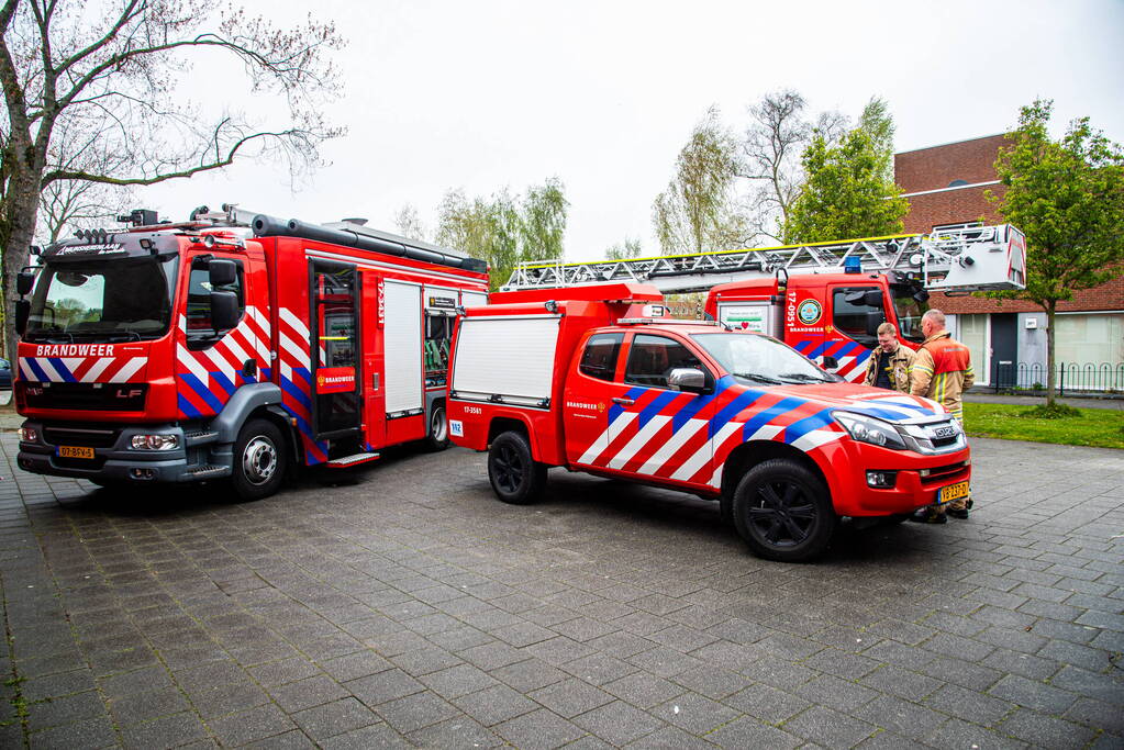 Buren ontdekken brand nadat rook door brievenbus van woning komt