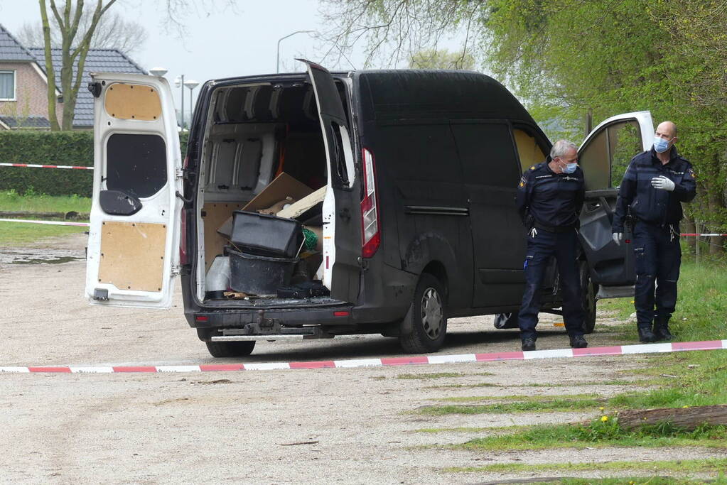 Bestelbus met afval in brand gestoken op parkeerplaats bij bos, twee aanhoudingen