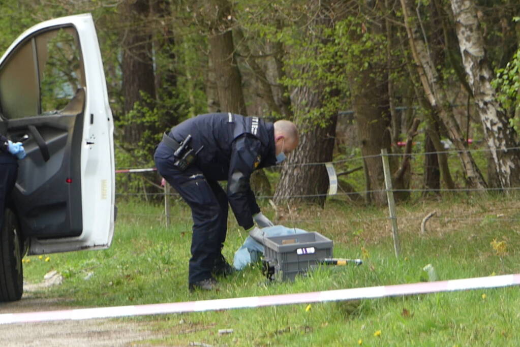 Bestelbus met afval in brand gestoken op parkeerplaats bij bos, twee aanhoudingen