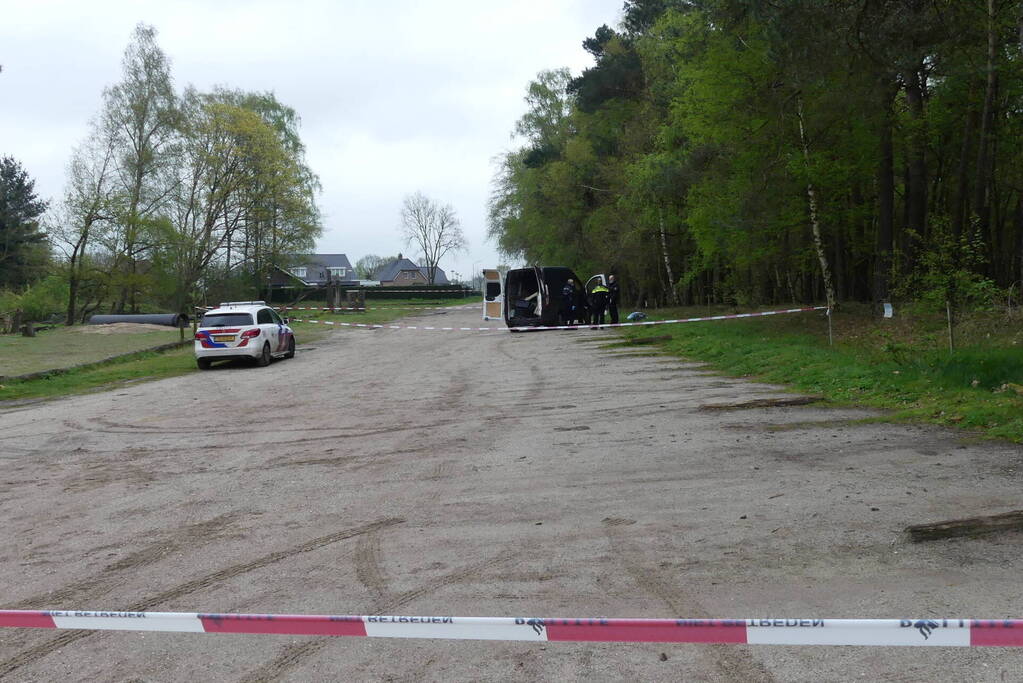 Bestelbus met afval in brand gestoken op parkeerplaats bij bos, twee aanhoudingen