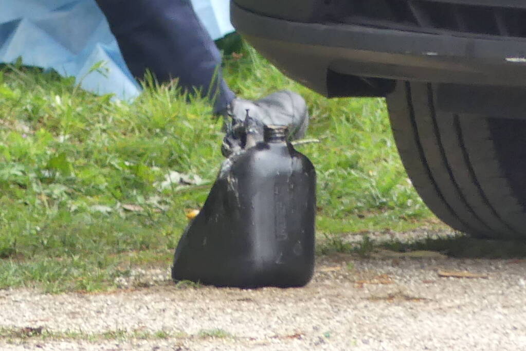 Bestelbus met afval in brand gestoken op parkeerplaats bij bos, twee aanhoudingen