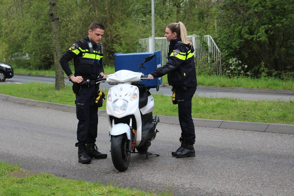 Maaltijdbezorger ten val met scooter, agenten bezorgen Chinees bij klant