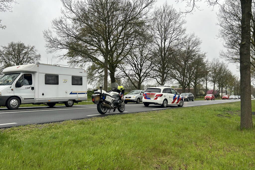 Automobilist raakt van de weg en botst op boom