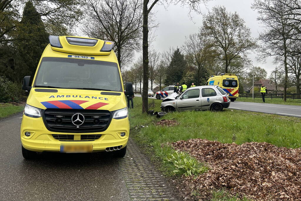 Automobilist raakt van de weg en botst op boom