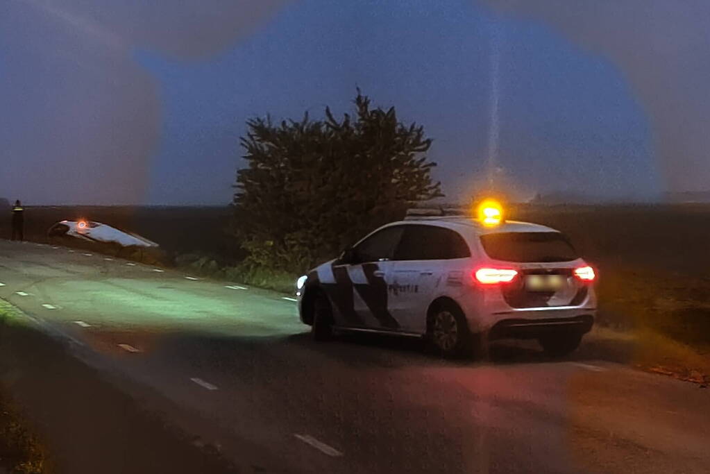 Gewonde nadat bestelbus in sloot belandt