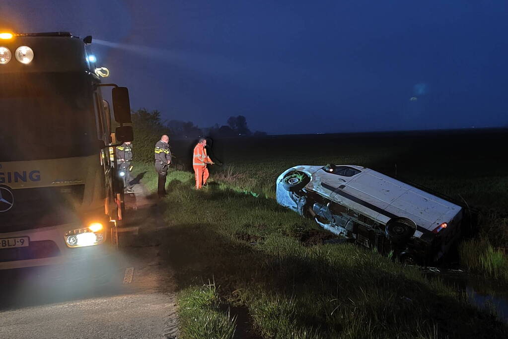 Gewonde nadat bestelbus in sloot belandt