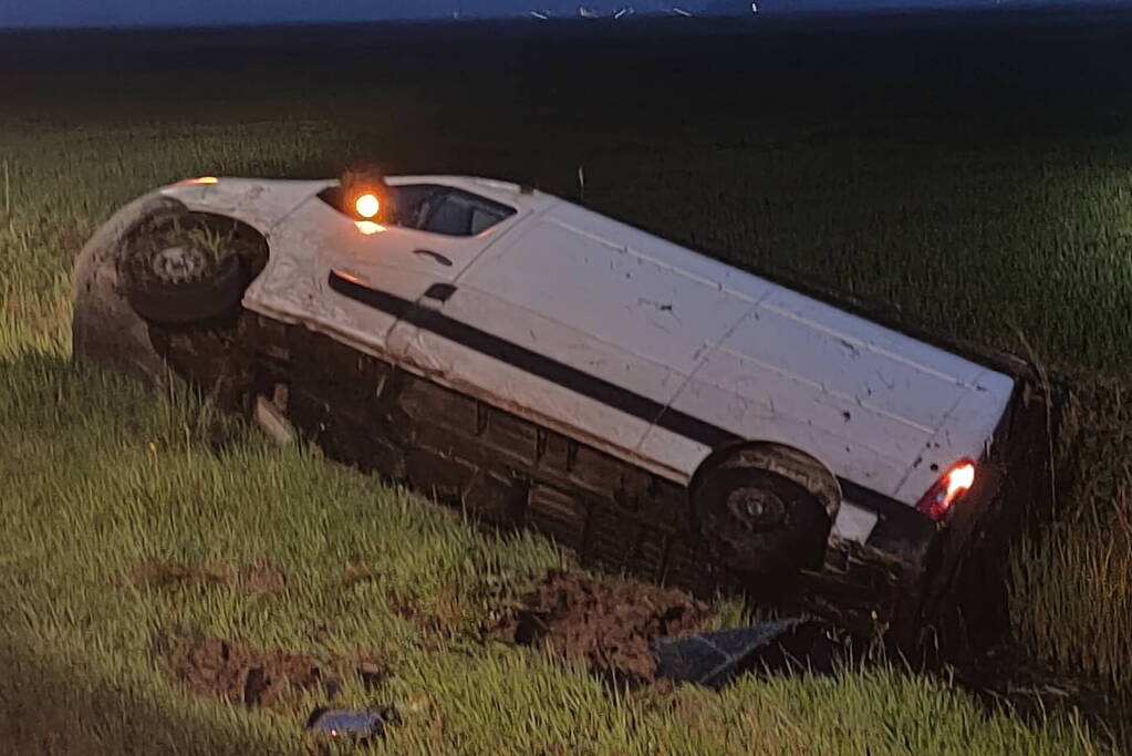 Gewonde nadat bestelbus in sloot belandt