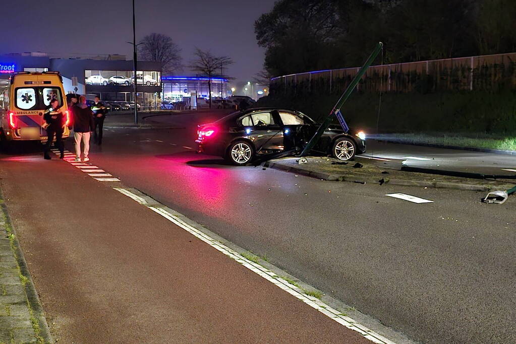 Automobilist botst op lantaarnpaal