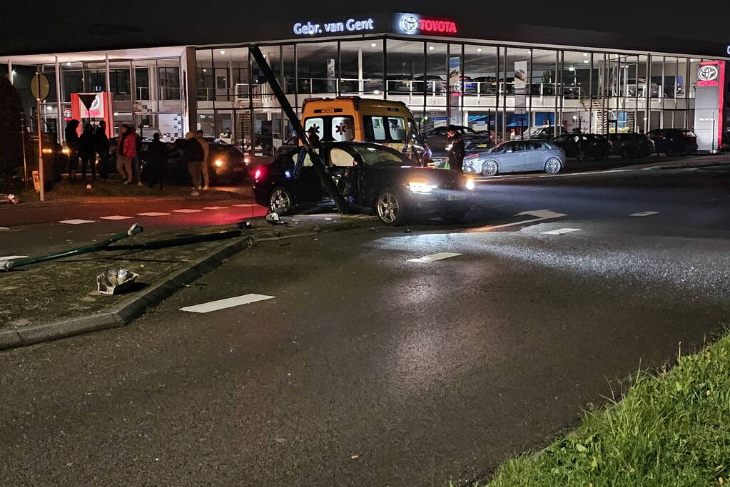 Automobilist botst op lantaarnpaal