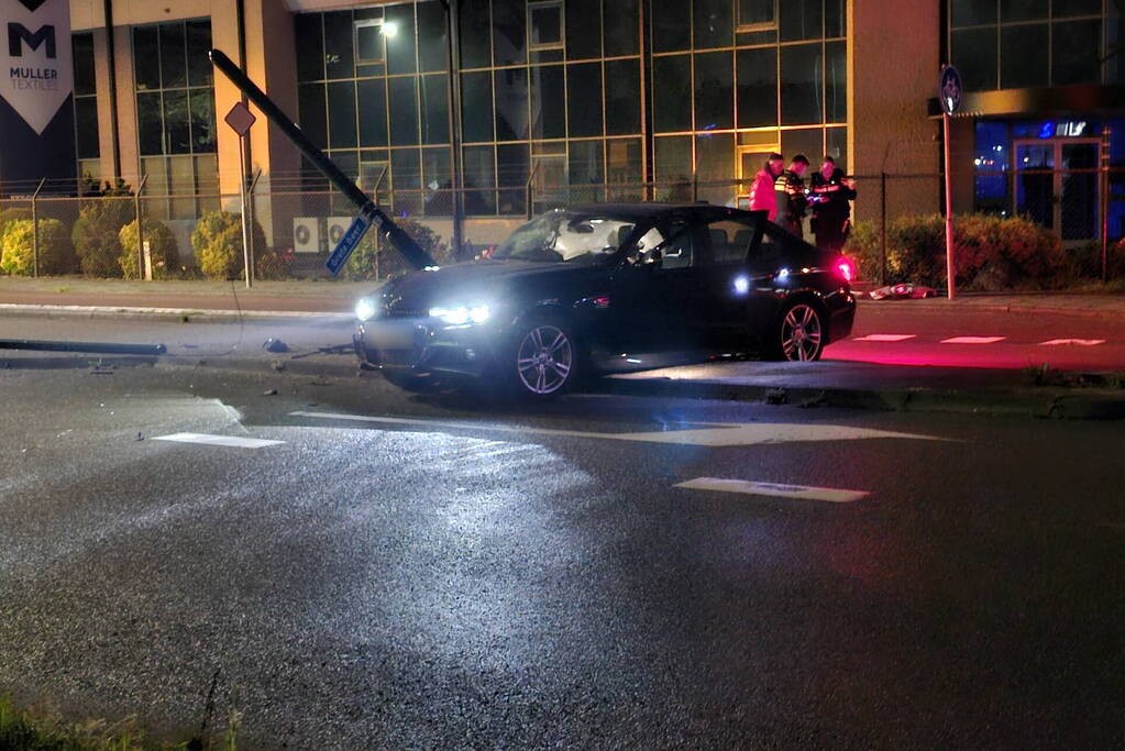Automobilist botst op lantaarnpaal