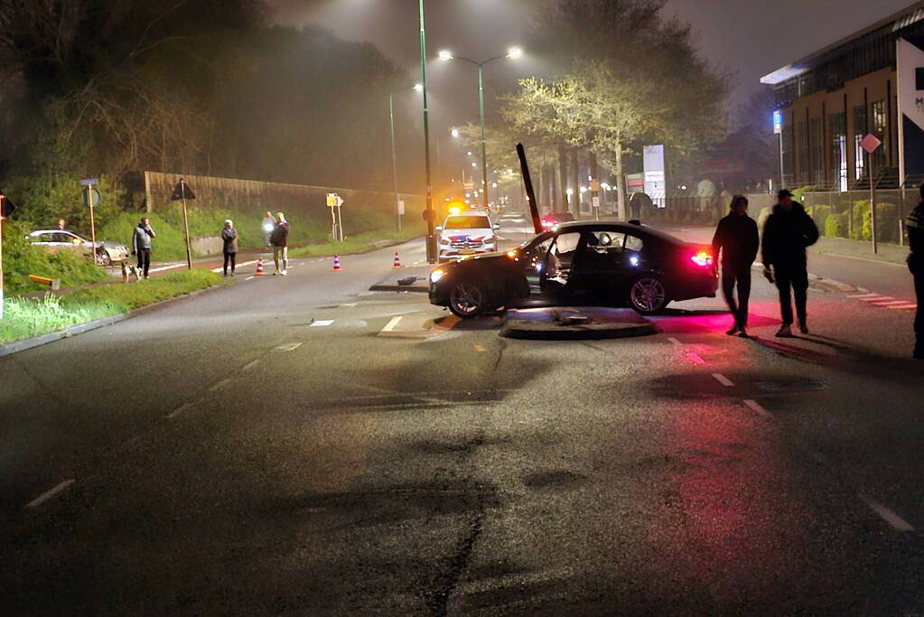Automobilist botst op lantaarnpaal