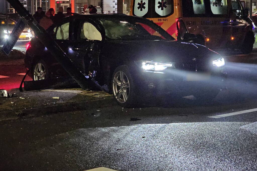 Automobilist botst op lantaarnpaal