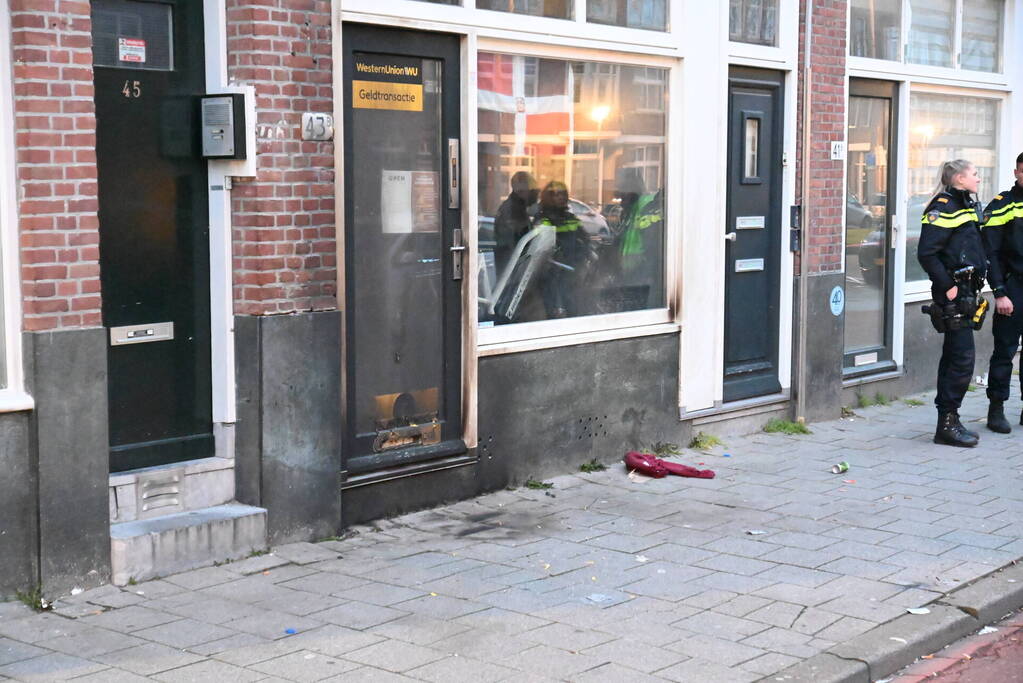 Korte brand na explosie bij voordeur Latijnse Amerikaanse supermarkt